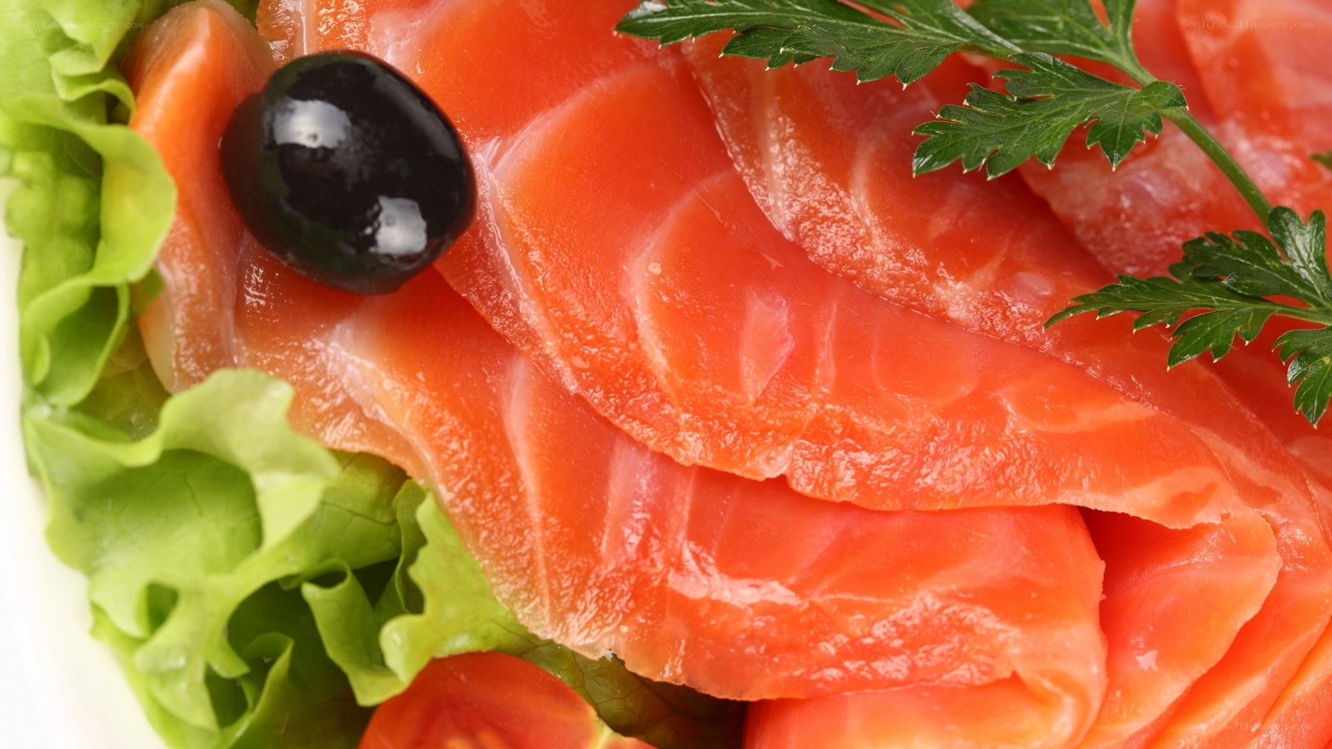 sliced smoked salmon with garnish