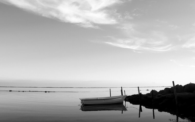 Small Boat at Dock — Black