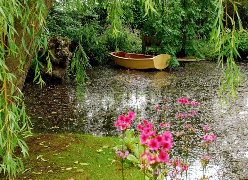 Small Boat in Pond — Green