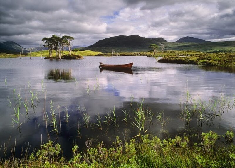 Small Boat on Lake — Green