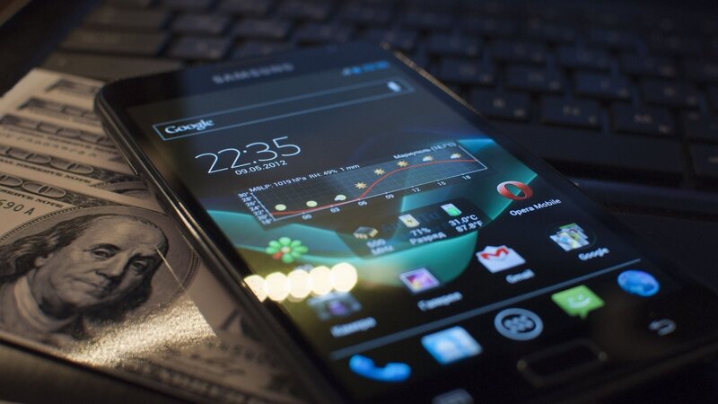 Smartphone on Money — Black, Dark