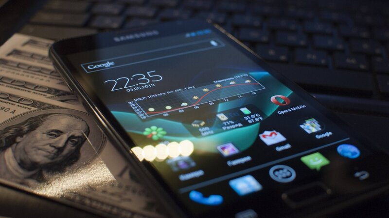Smartphone on Money — Black