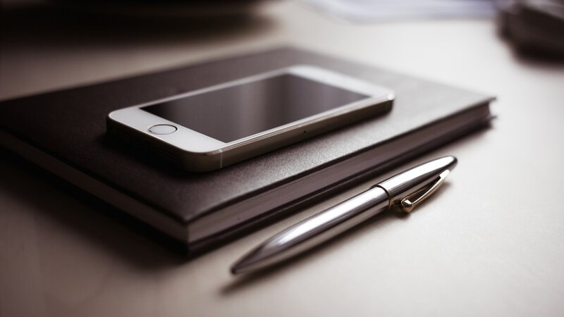 Smartphone on Notebook — Black