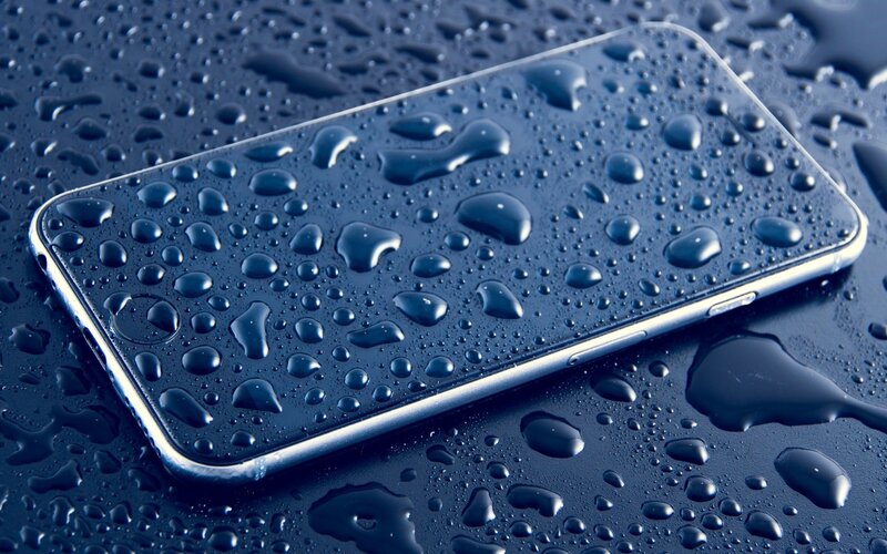 smartphone with water droplets