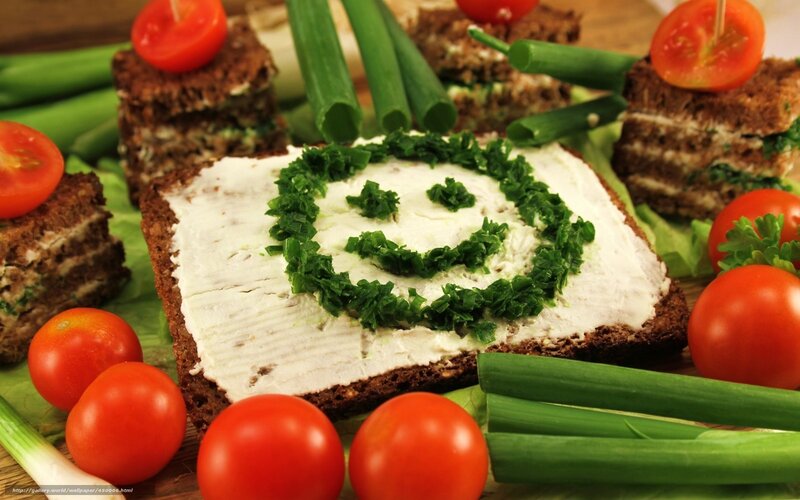 Smiley face sandwich with tomatoes