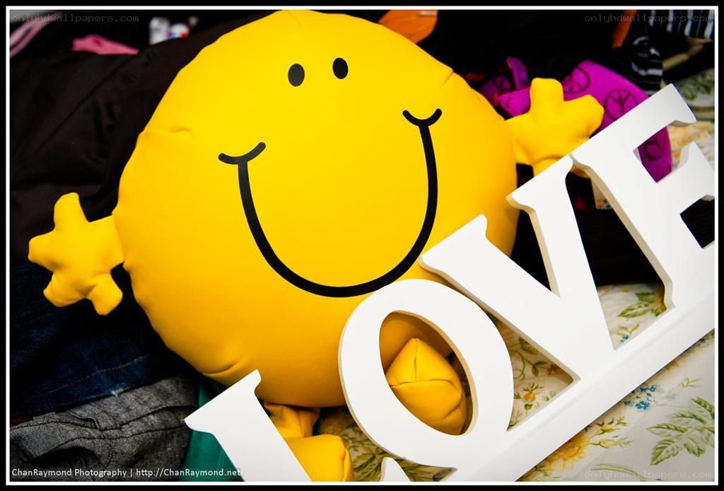 Smiley pillow with LOVE sign
