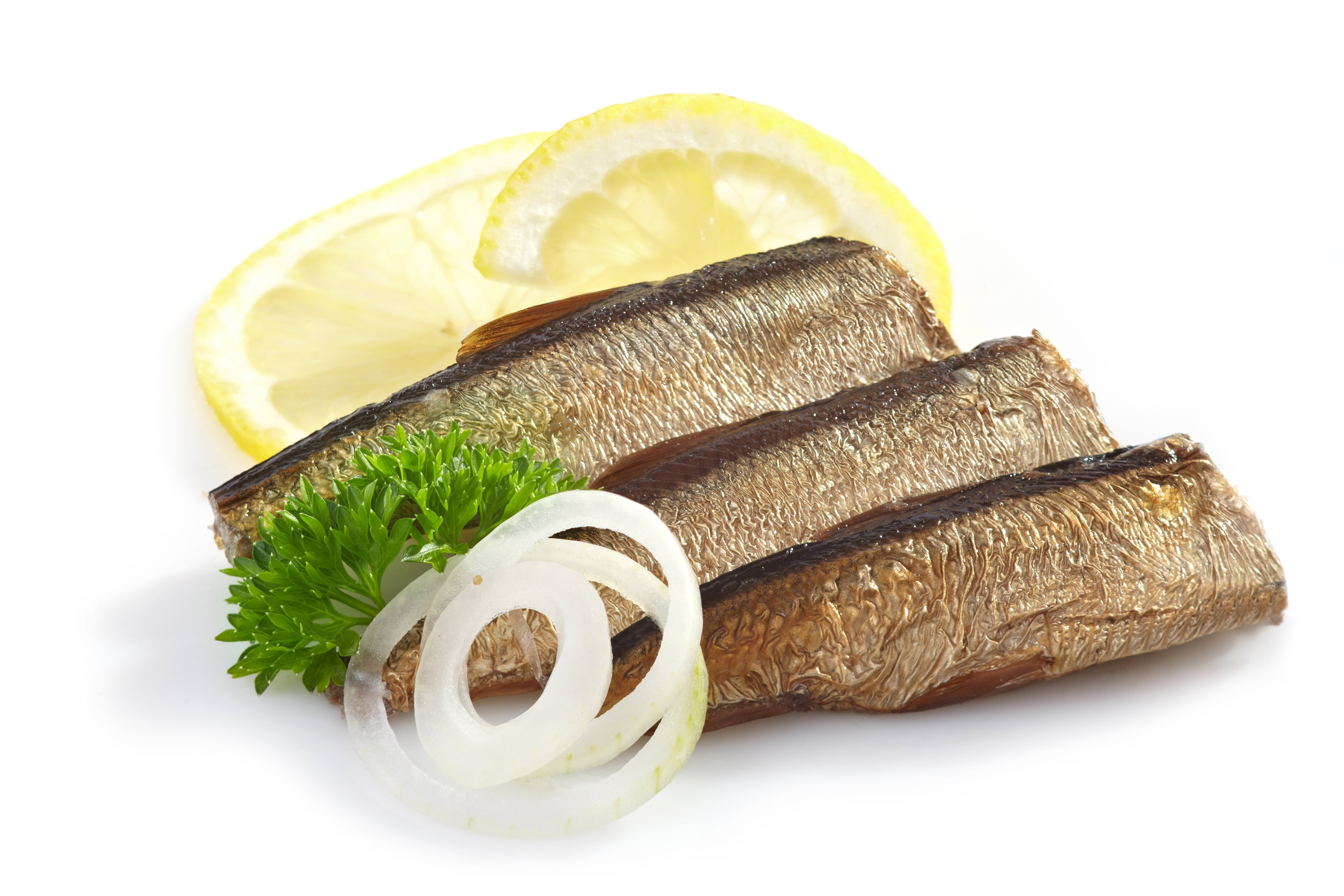 Smoked fish with lemon and onion