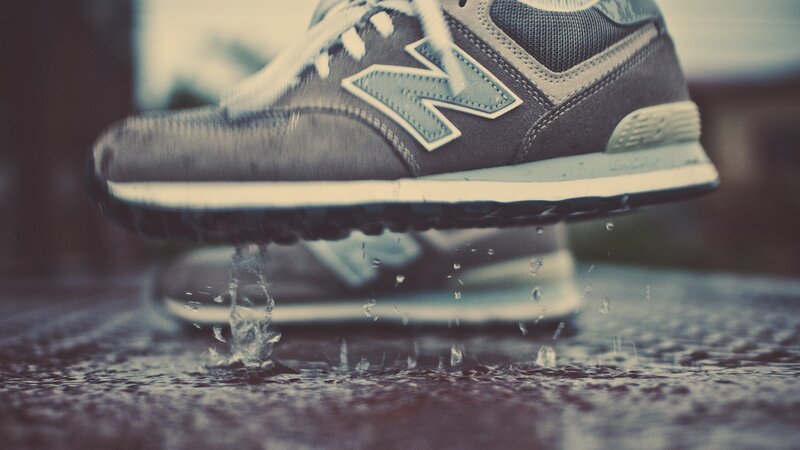 Sneaker Splashing Water — Gray, Dynamic