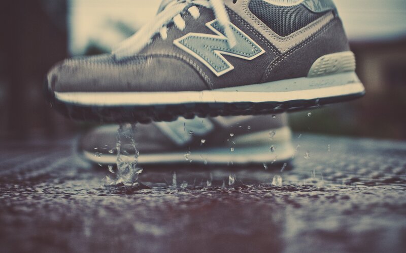 Sneaker Splashing Water — Gray
