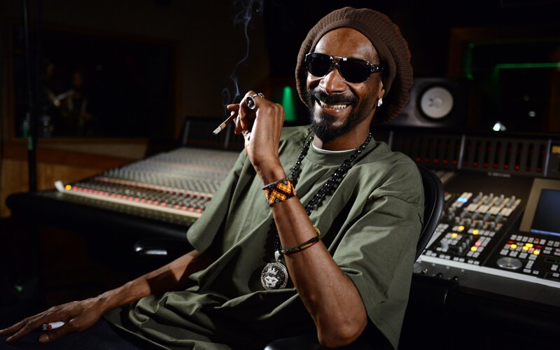 Snoop Dogg in recording studio