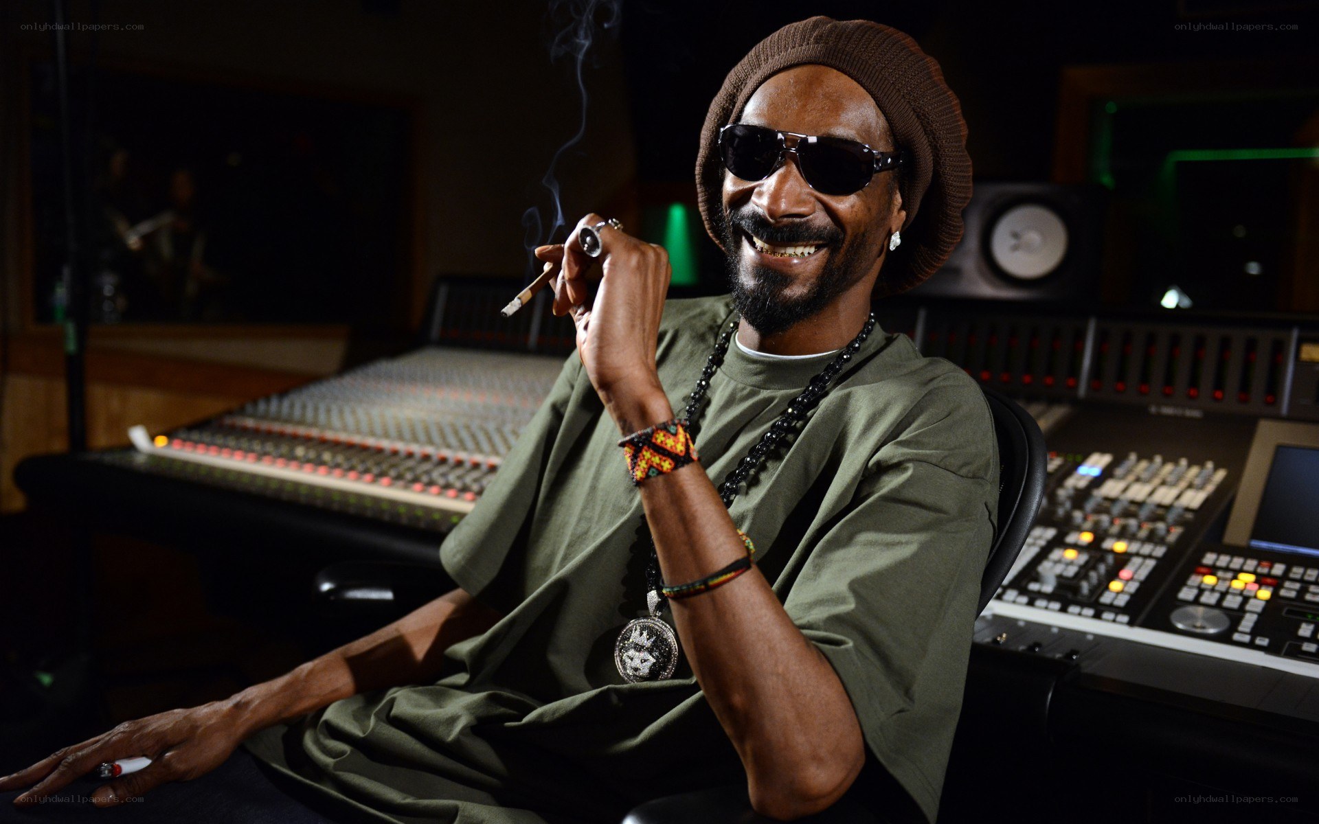Snoop Dogg in recording studio