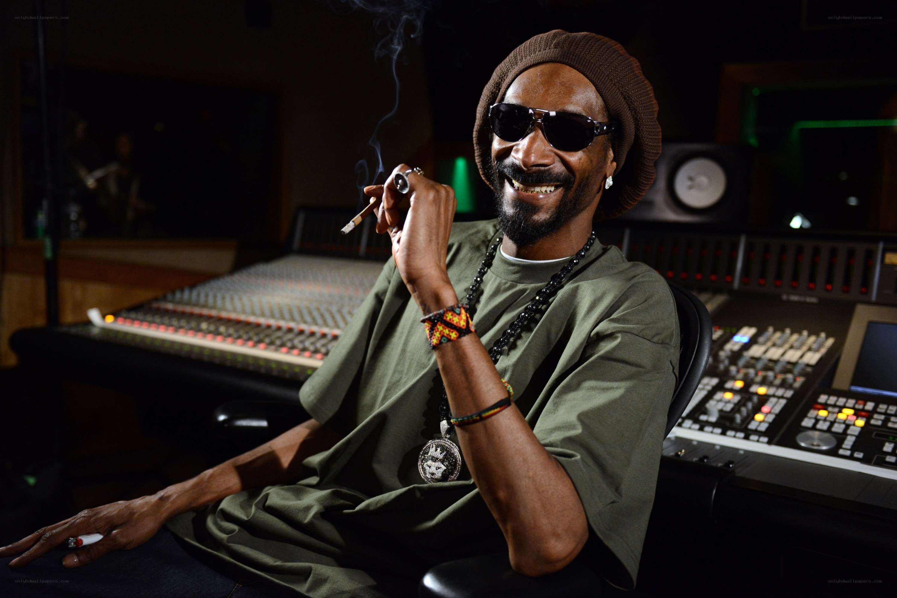 Snoop Dogg in recording studio