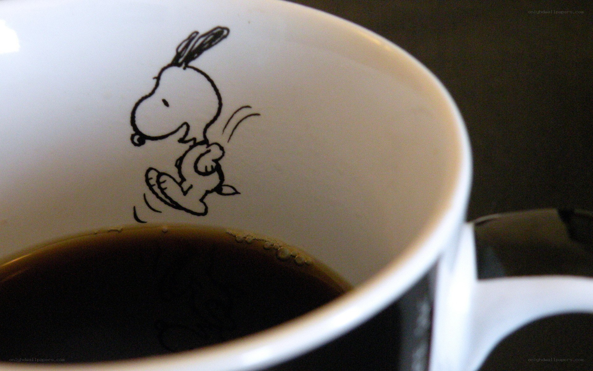 Snoopy mug with coffee