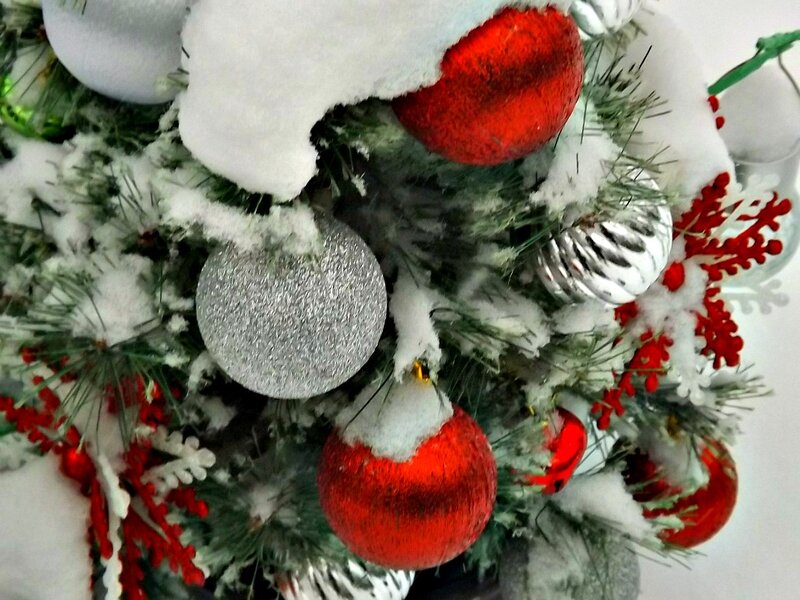 Snow-covered Christmas Tree — Green, Festive