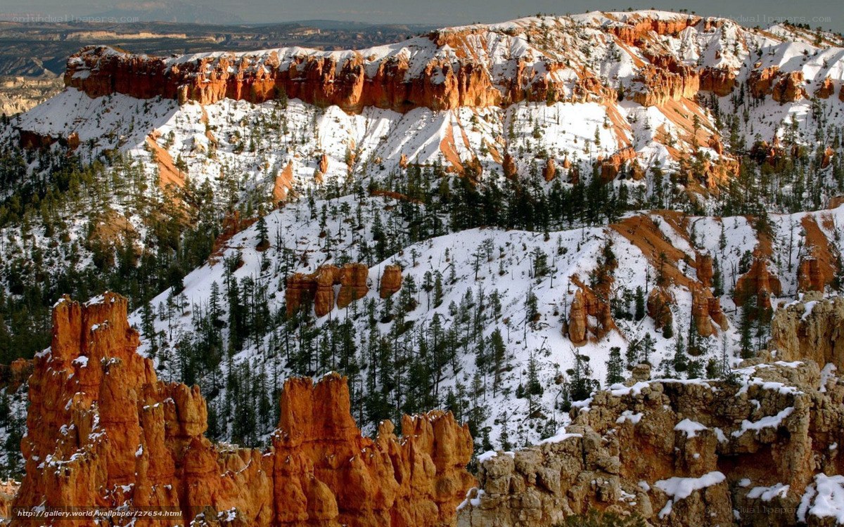 Snow-covered hoodoos in Bryce Canyon