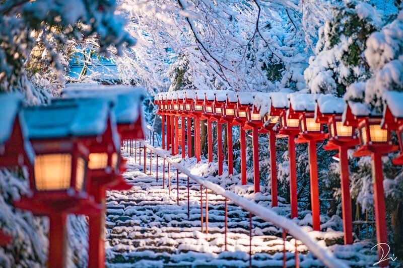 Snow-covered Lanterns — Red