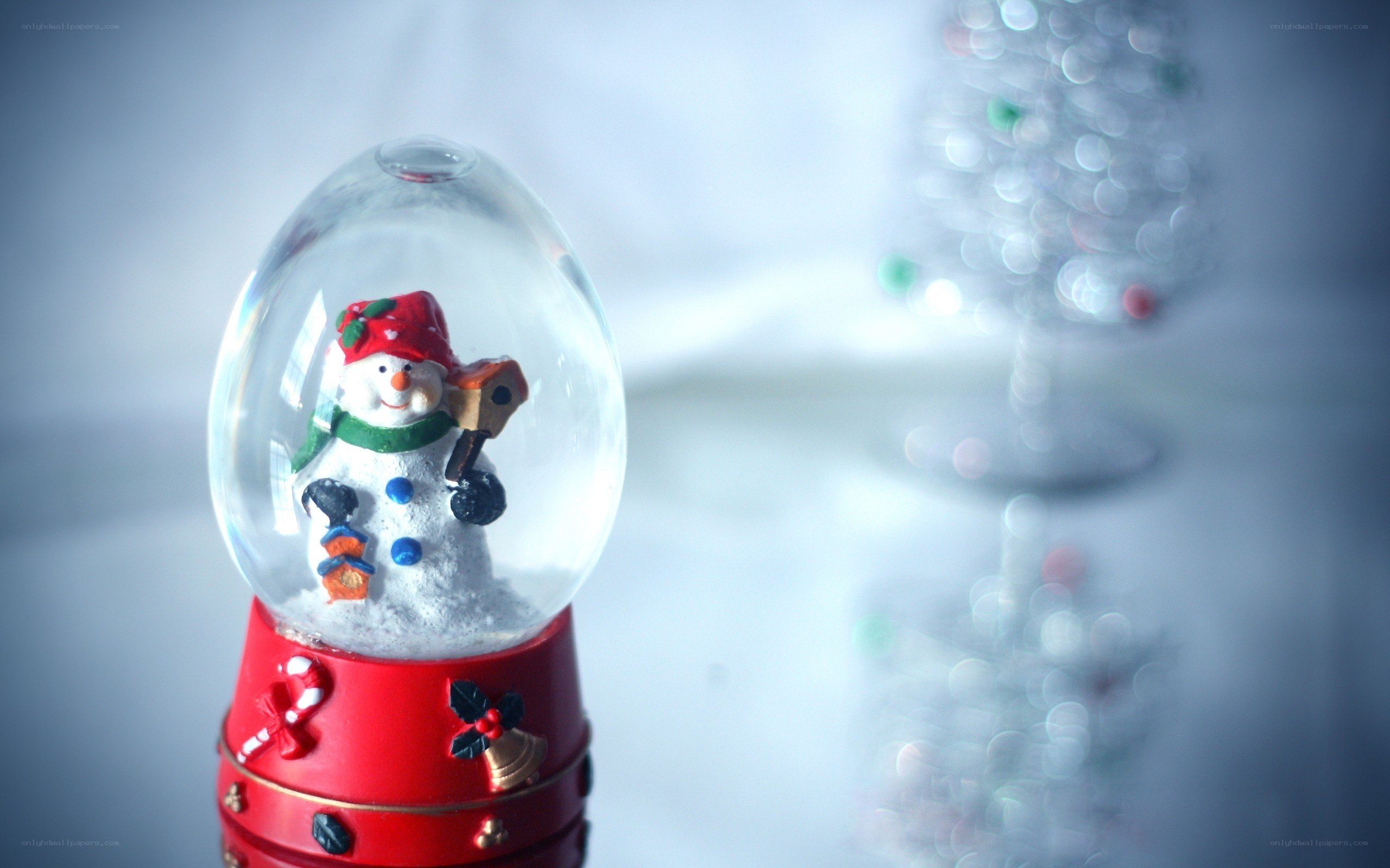 snow globe with snowman