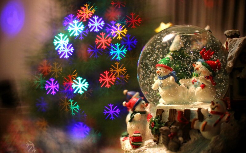 Snow Globe with Snowmen — White