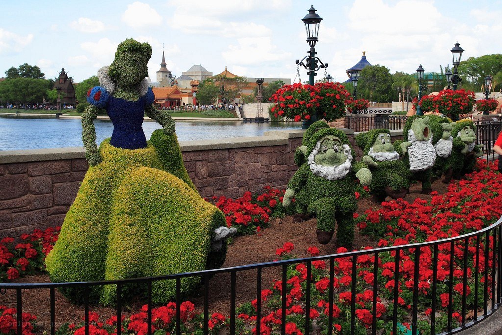 Snow White and the Seven Dwarfs topiary