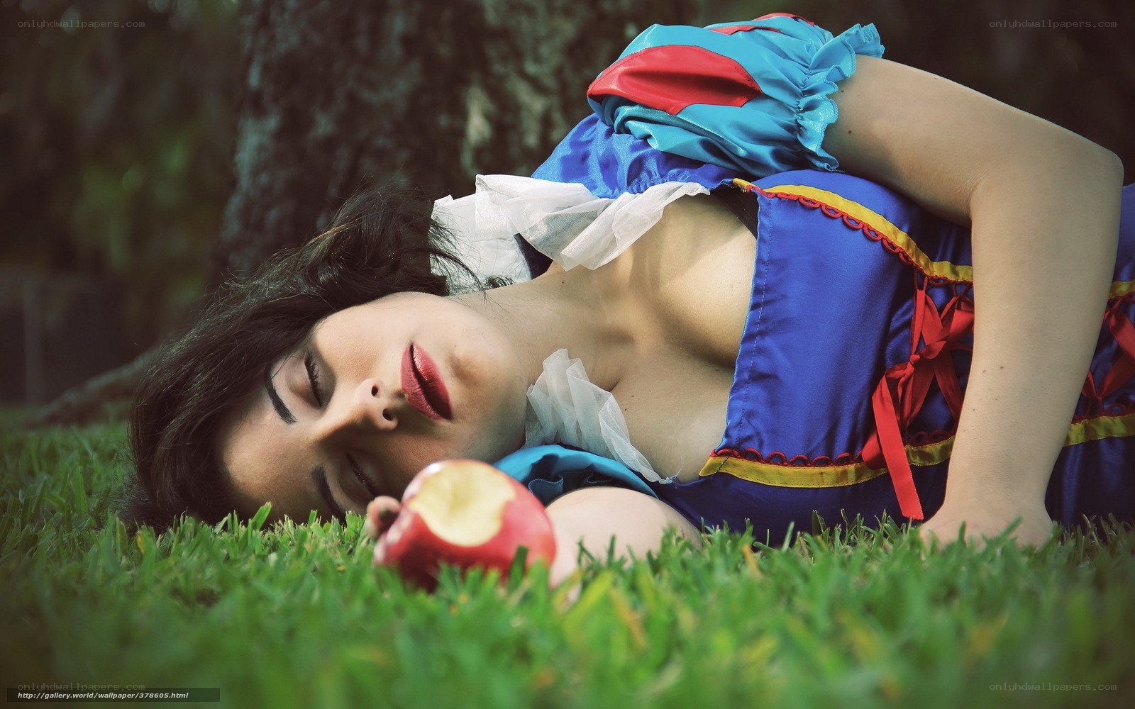 Snow White cosplay on grass