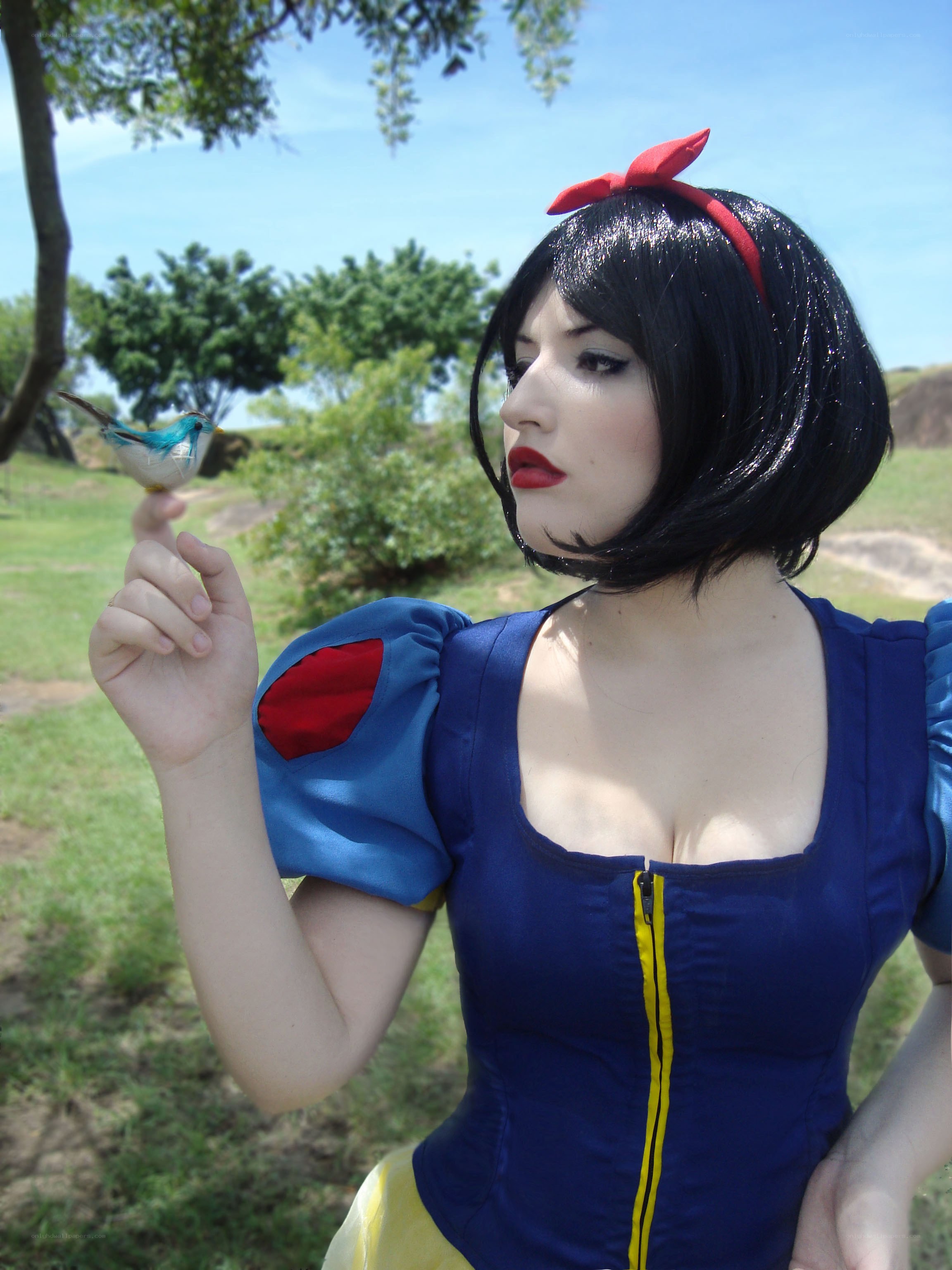 Snow White cosplayer with bird