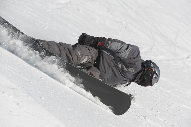 Snowboarder carving a turn