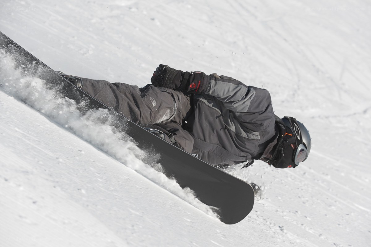 Snowboarder carving a turn