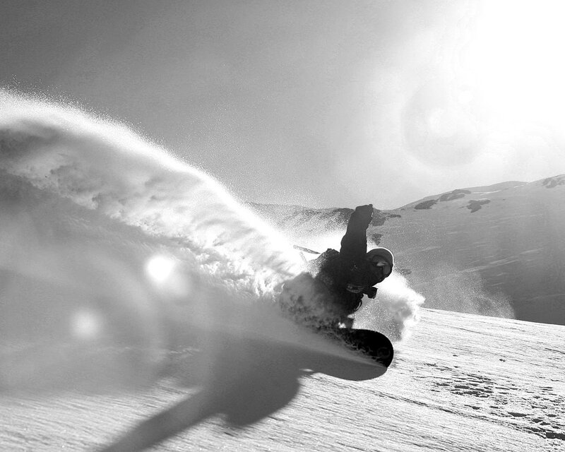 Snowboarder carving a turn