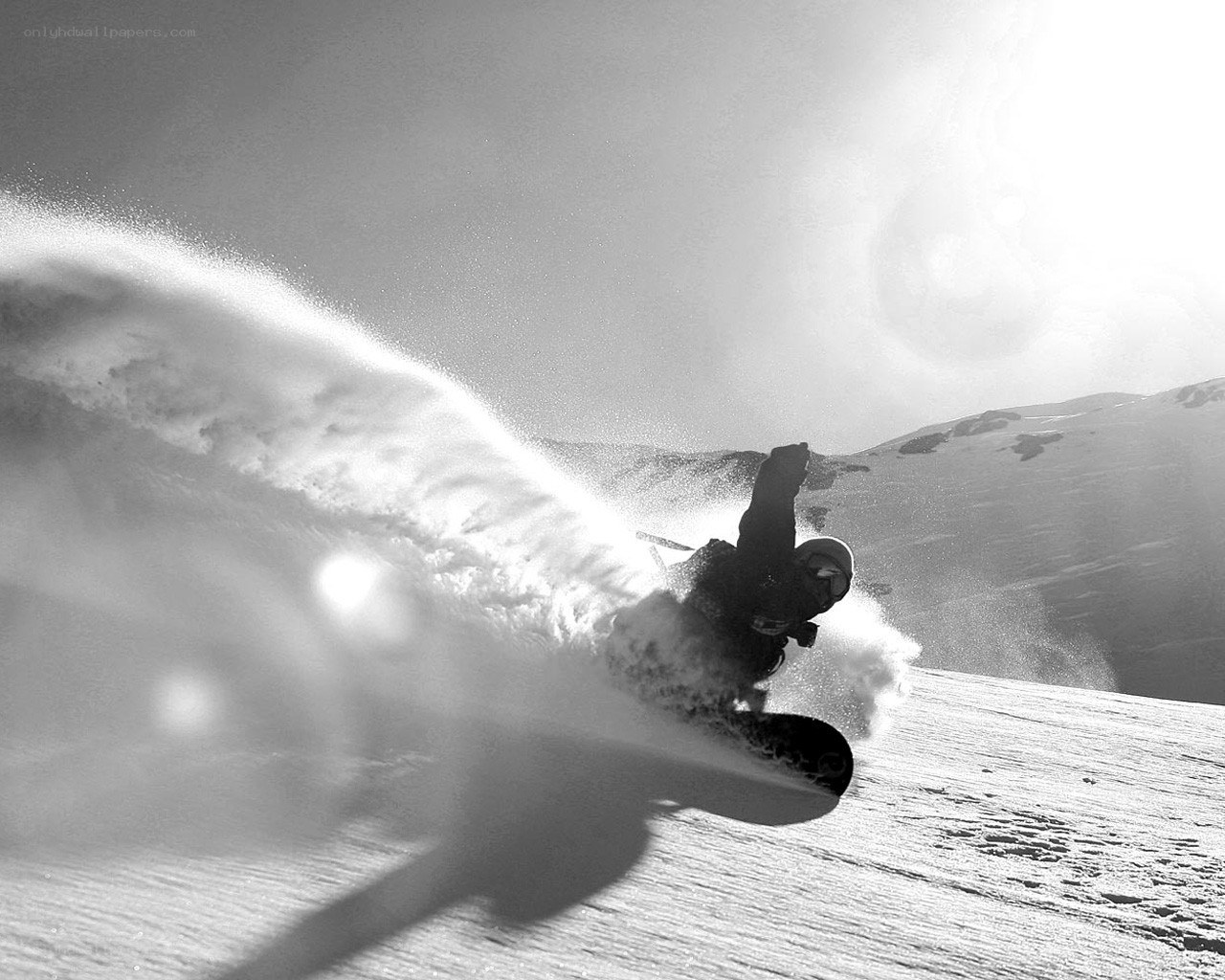 Snowboarder carving a turn