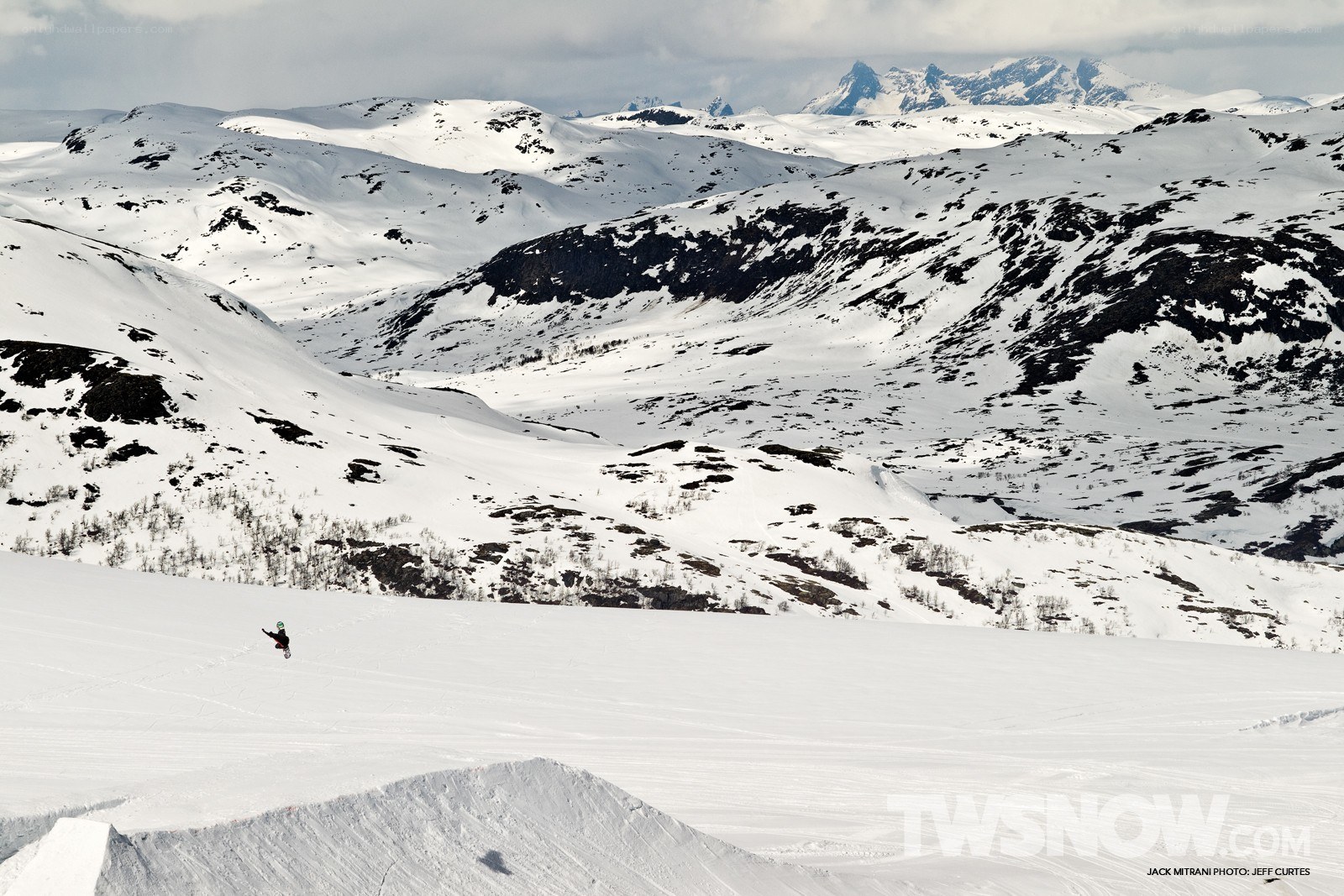 Snowboarder in mountain landscape