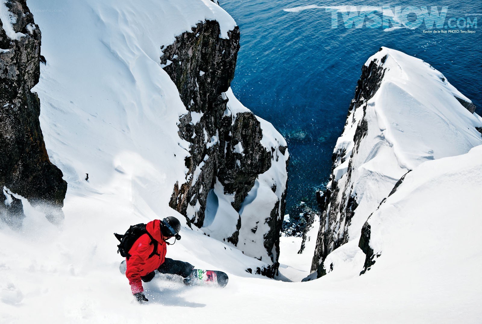 Snowboarder on a snowy cliff
