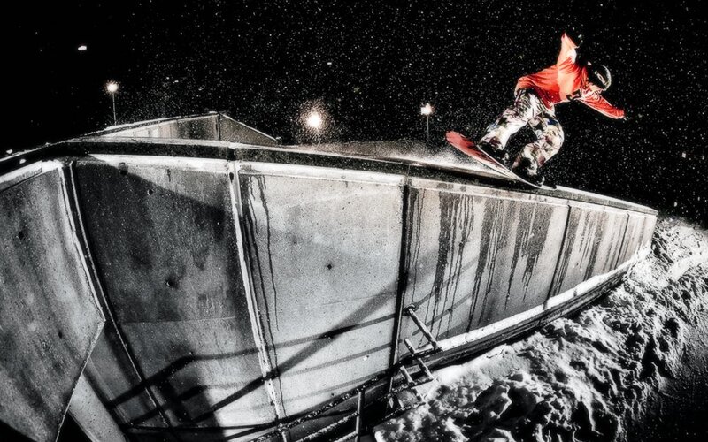 Snowboarder on Rail — Black