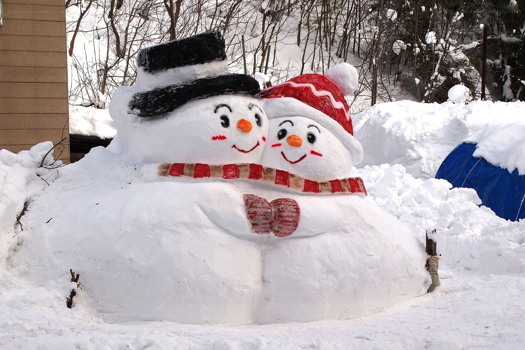 Snowman couple sculpture