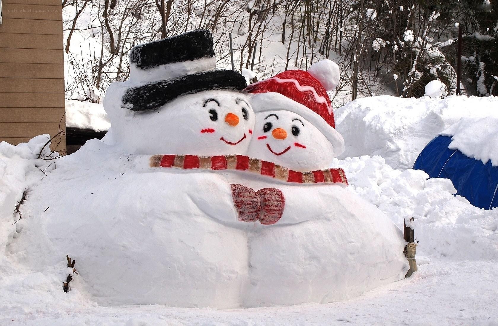 Snowman couple sculpture