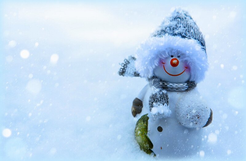 Snowman Figurine in Snow — White, Calm