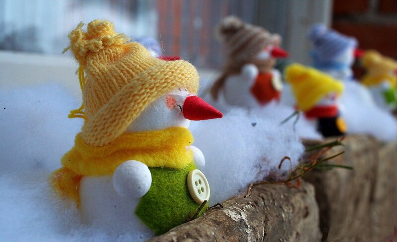 Snowman figurines in winter