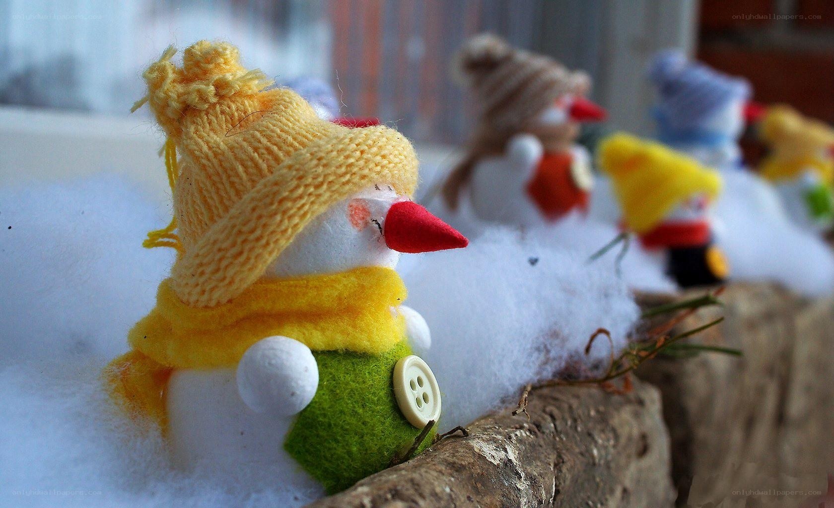 Snowman figurines in winter