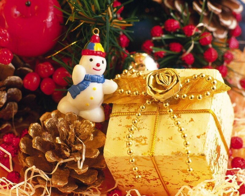 Snowman Ornament on Gift