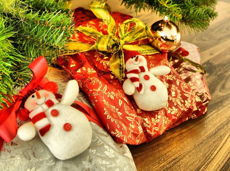 Snowman Ornaments on Gifts — Red