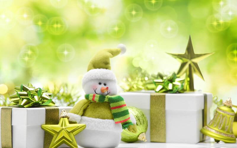 Snowman with Gifts — Green