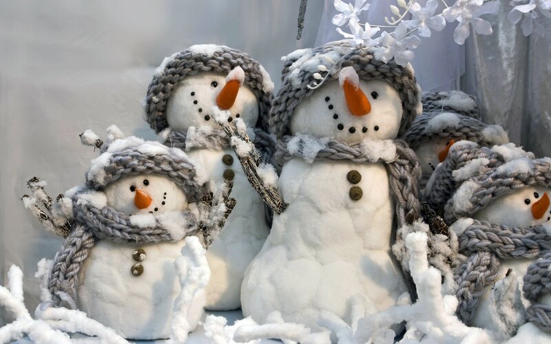 Snowmen family in winter