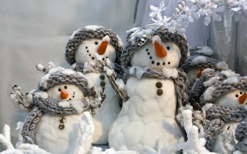 Snowmen in winter hats