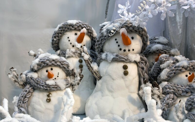 Snowmen in Winter — White