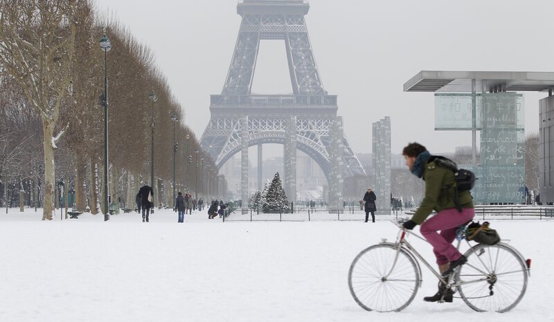 Snowy day at the Eiffel Tower