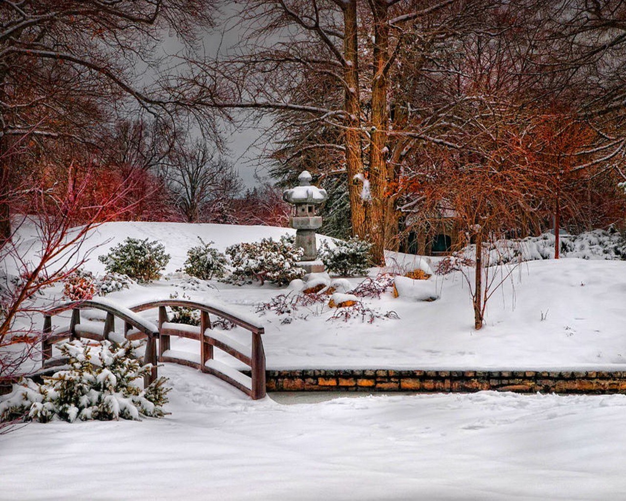 Snowy garden with stone lantern
