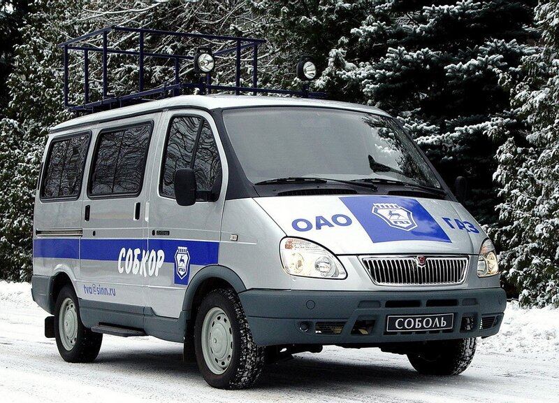 Sobkor van in snowy forest