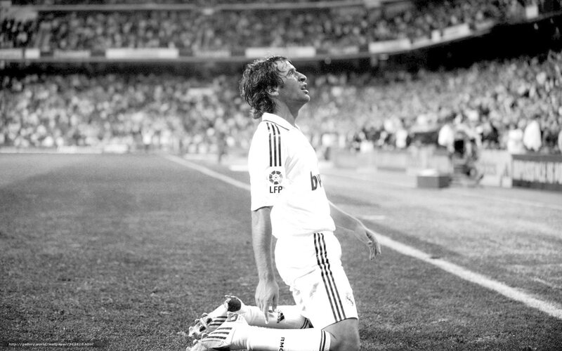 Soccer Player Kneeling — Black