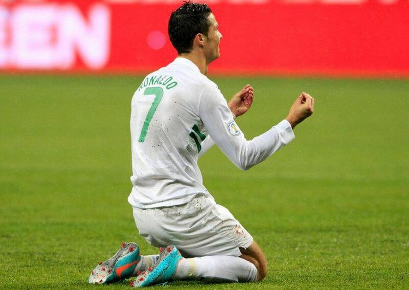 Soccer Player Kneeling — Green, Celebratory