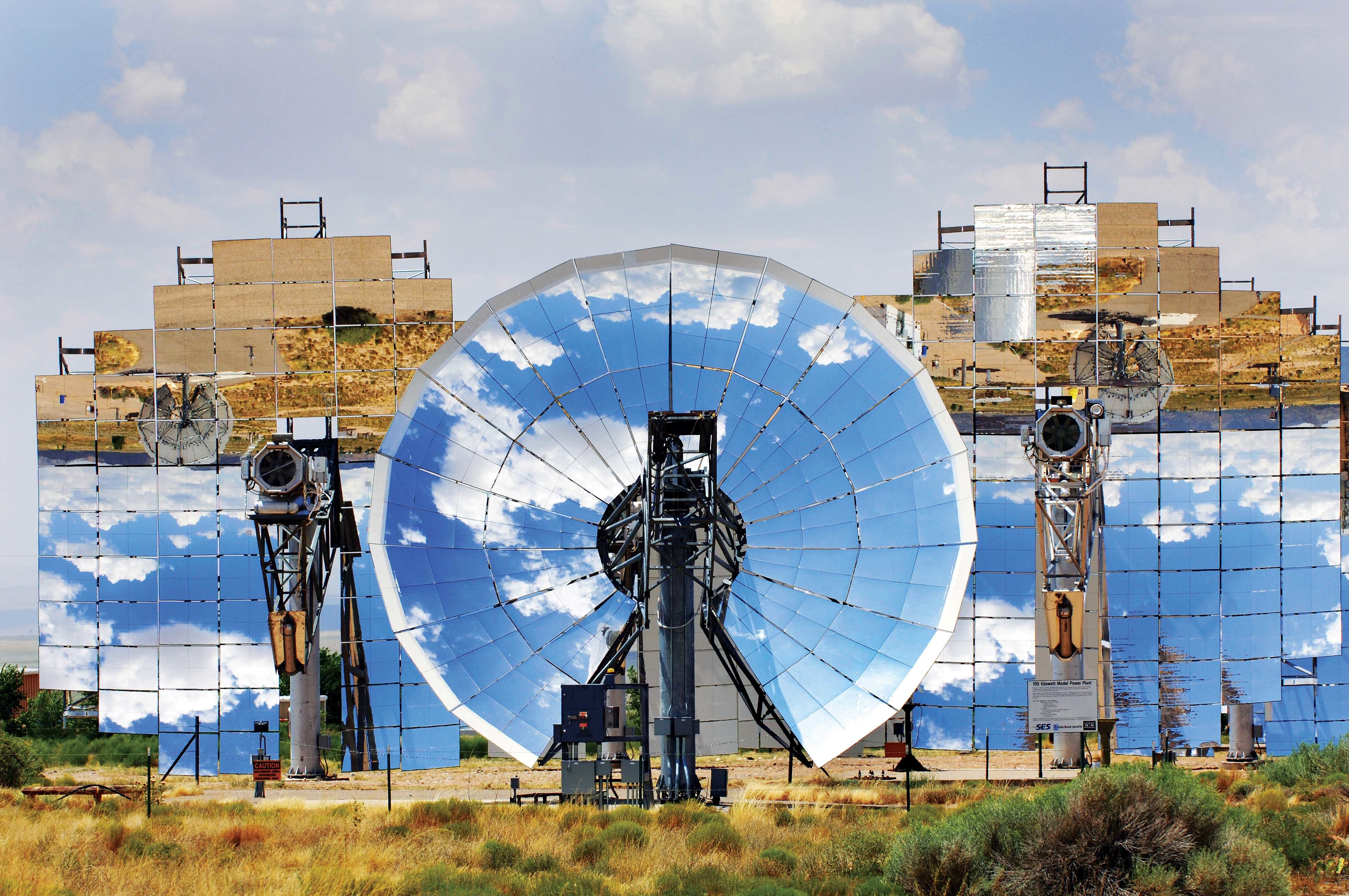 Solar power plant with mirrors