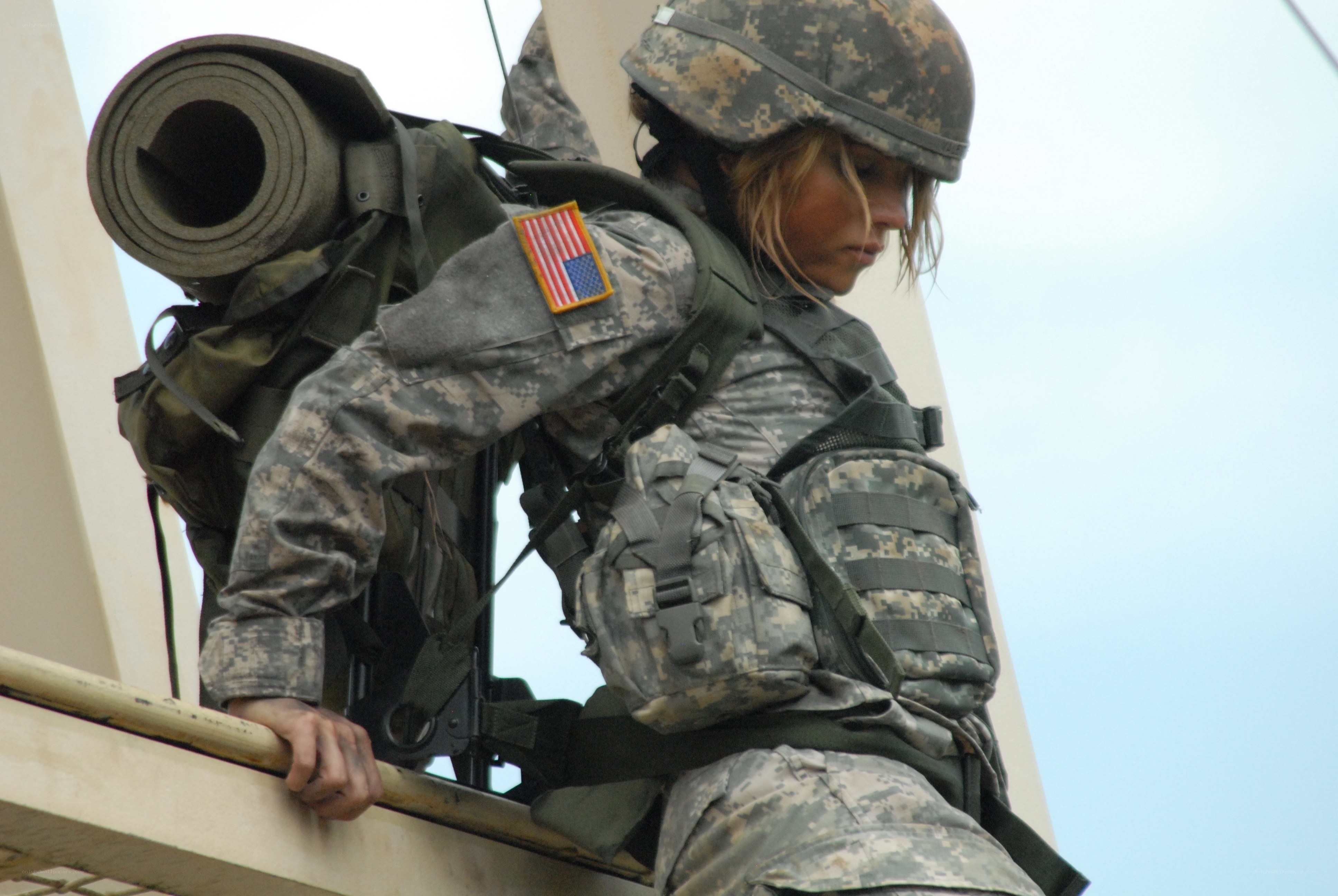 Soldier climbing structure
